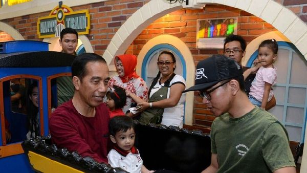 Tut-tut... Jokowi Naik Kereta Mal Bareng Cucu