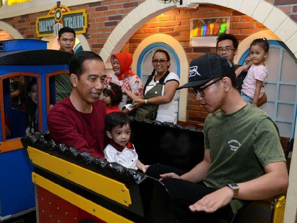 Tut-tut... Jokowi Naik Kereta Mal Bareng Cucu