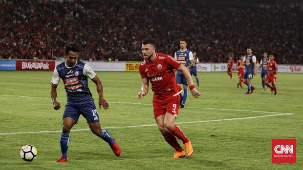 Persija dan Arema bergantian menyerang di babak kedua.
