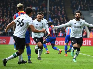 Gol Salah Bawa Liverpool Menang atas Palace 2-1
