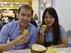 Intip Aksi Pebulutangkis Marcus Gideon Saat Makan Durian dan Sushi