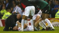 Shevchenko dikerubungi rekan-rekannya usai melesakkan gol tendangan penalti terakhir yang memastikan Milan jadi juara. (Laurence Griffiths/Getty Images)