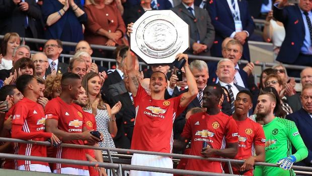 Zlatan Ibrahimovic mengangkat trofi juara Community Shield bersama MU.