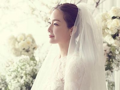 Terpesona Kecantikan Choi Ji Woo, Artis Korea yang Menikah di Usia 42