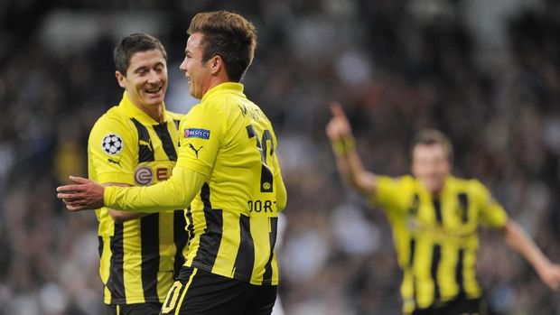 MADRID, SPAIN - NOVEMBER 06:  Mario Gotze (2nd L) of Borussia Dortmund celebrates with team-mate Robert Lewandowski after scoring their team's second goal during the UEFA Champions League Group D match between Real Madrid and Borussia Dortmund at Estadio Santiago Bernabeu on November 6, 2012 in Madrid, Spain.  (Photo by Denis Doyle/Getty Images)