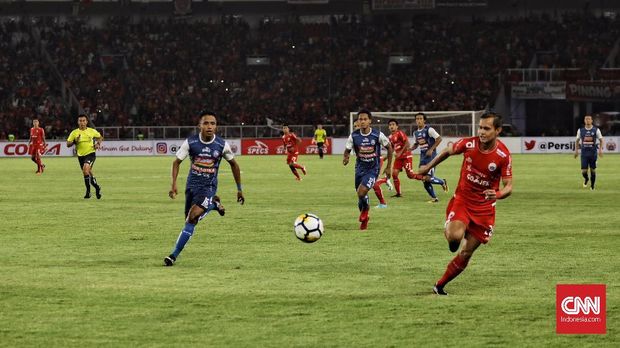 Full back Arema mampu menahan laju Rezaldi Hehanusa.