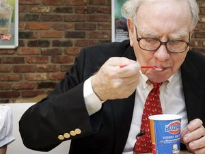 Ini Sosok Miliader Warren Buffett yang Gemar Es Krim dan Minuman Bersoda