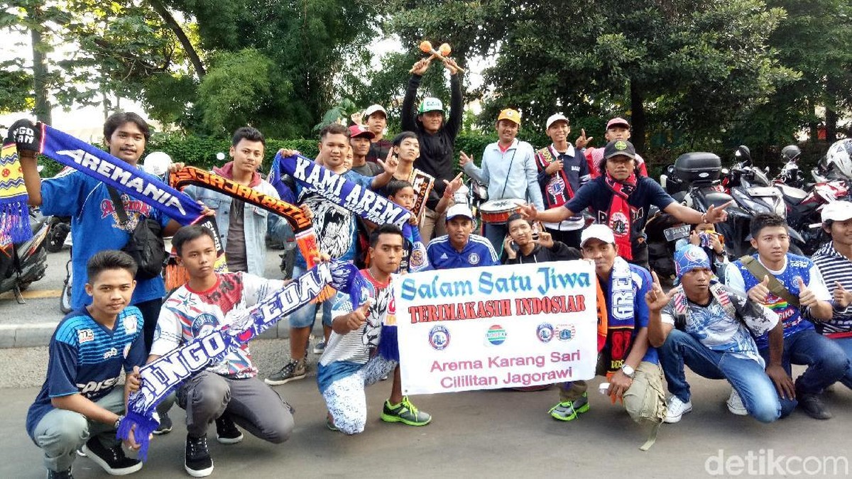 Aremania memadati kompleks GBK, Senayan, Jakarta menjelang laga versus Persija Jakarta, Sabtu (31/3/2018). (Amalia Dwi Septi/detikSport)