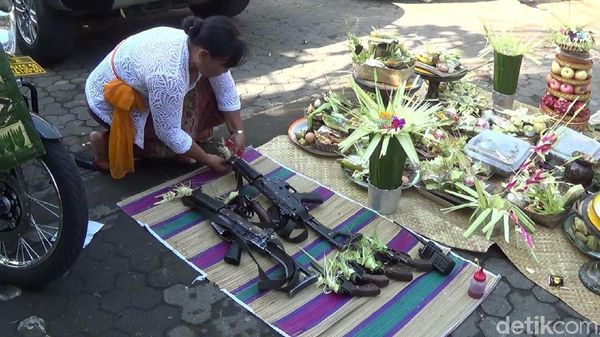 Foto: Ritual Unik Bersyukur Untuk Senjata