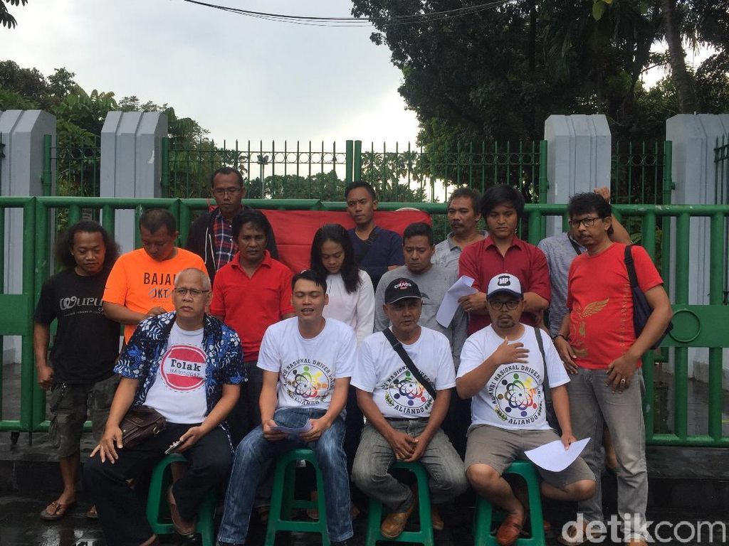 Aliando Minta Aplikator Taksi Online Jadi Perusahaan Transportasi Aliando Minta Aplikator Taksi Online Jadi Perusahaan Transportasi