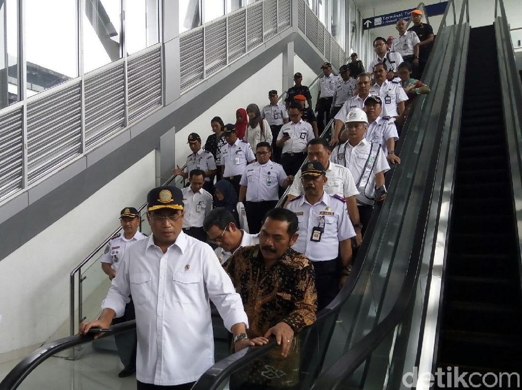Menhub Kumpulkan Pejabat Bahas Desak-desakan Horor di Stasiun Duri Menhub Kumpulkan Pejabat Bahas Desak-desakan Horor di Stasiun Duri
