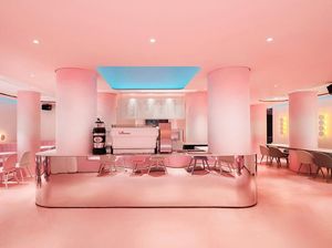 Kafe dengan Interior dan Dessert Serba Peach Ini Cantik dan Menggemaskan