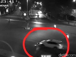 Mahasiswa Ugal-ugalan Tabrak 3 Bikers di Surabaya Terekam CCTV