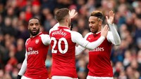 Aubameyang pun mendapat ucapan selamat dari rekan-rekannya lagi. Itu menjadi gol kelimanya untuk Arsenal dari enam pertandingan di liga, sejak didatangkan dari Borussia Dortmund. (Foto: John Sibley/Reuters)