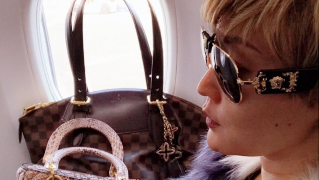 Mewah! Gaya 10 Artis Indonesia Bawa Tas Ratusan Juta di Pesawat Mewah! Gaya 10 Artis Indonesia Bawa Tas Ratusan Juta di Pesawat