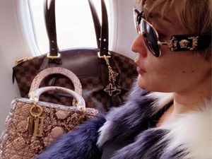 Mewah! Gaya 10 Artis Indonesia Bawa Tas Ratusan Juta di Pesawat Mewah! Gaya 10 Artis Indonesia Bawa Tas Ratusan Juta di Pesawat