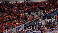 Ratusan suporter Aremania sambangi SUGBK, akhir pkan lalu dalam lanjutan Liga 1 2018. Mereka berkumpul dalam satu tribun bersebelahan langsung dengan Jakmania.