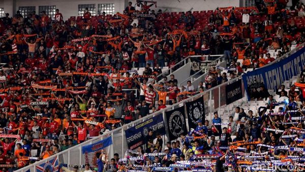 Harmonisnya Jakmania-Aremania di GBK