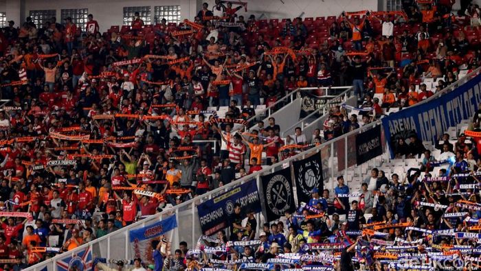 The Jakmania dan Aremania menyaksikan langsung Persija vs Arema FC di Stadion Utama Gelora Bung Karno (Foto: Rifkianto Nugroho/detikSport) The Jakmania dan Aremania menyaksikan langsung Persija vs Arema FC di Stadion Utama Gelora Bung Karno (Foto: Rifkianto Nugroho/detikSport)