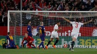 Keunggulan Sevilla kemudian bertambah di menit ke-50 berkat sepakan Luis Muriel. Foto: Jon Nazca/Reuters