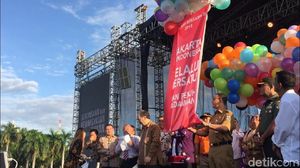 Foto: Paskah di Monas, Anies Lepas Balon Doa untuk Jakarta