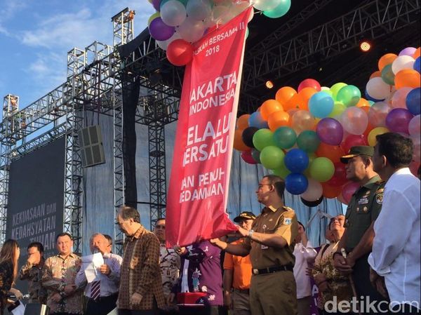 Foto: Paskah di Monas, Anies Lepas Balon Doa untuk Jakarta