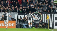 Laga baru berjalan delapan menit, tendangan mendatar Paulo Dybala dari luar kotak penalti membawa Juve unggul 1-0. La Joya merayakan gol di hadapan fans Bianconeri. (Foto: Massimo Pinca/Reuters)