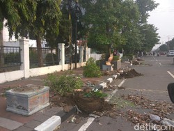 Dilarang Masuk Stadion Jenggolo, Suporter Bola Mengamuk