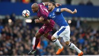 Penyerang andalan Everton Cenk Tosun pun dibuat tak berdaya oleh barisan belakang Manchester City yang dikawal Vincent Kompany. (Carl Recine/Reuters)