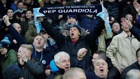 Para pendukung Manchester City bersorak-sorai menyambut kemenangan karena mereka tahu trofi Premier League makin dekat. City kokoh di posisi teratas klasemen dengan 84 poin, unggul 16 poin atas Manchester United. (Carl Recine/Reuters)