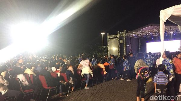 Jelang Fajar, Jemaat GBI Glow Padati Monas Rayakan Paskah