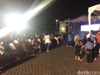 Jelang Fajar, Jemaat GBI Glow Padati Monas Rayakan Paskah