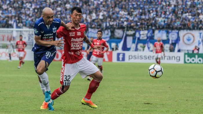 Aksi Bruno Silva (kiri) saat berseragam PSIS Semarang musim lalu. (Foto: Aji Styawan/Antara Foto)