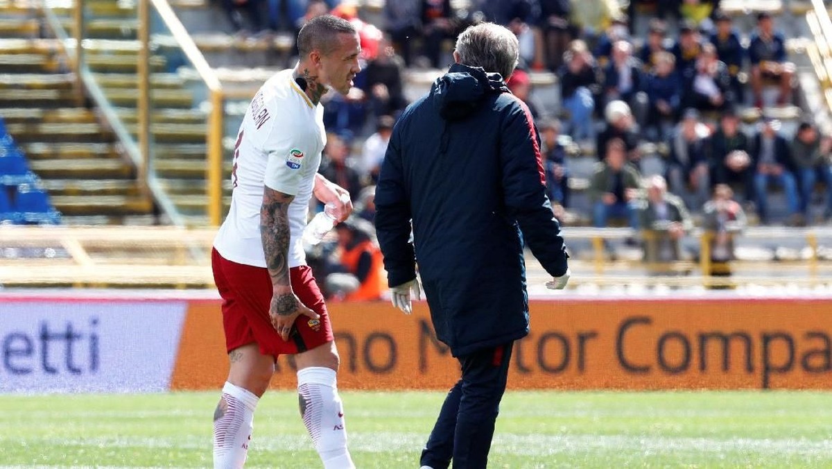 Radja Nainggolan mengalami cedera saat AS Roma diimbangi Bologna (Foto: Alessandro Garofalo/Reuters)