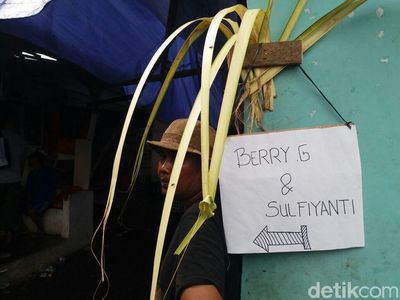 Potret Ngunduh Mantu di Tengah Lokasi Kebakaran Taman Kota