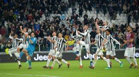 Hingga akhir laga, skor 3-1 bertahan untuk kemenangan Juve. Tambahan tiga poin membuat Juve kokoh di puncak klasemen dengan 78 poin. Mereka unggul empat angka dari Napoli selaku rival terdekat. (Foto: Alessandro Garofalo/Reuters)