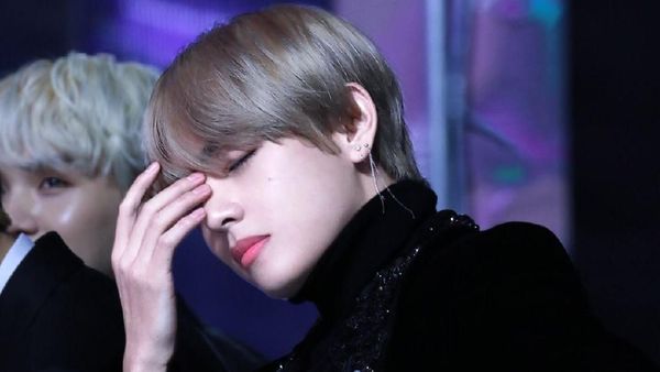 Foto: Gantengnya V BTS dengan Gaya Andalan Pose Pusing Kepala