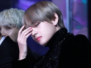 Lucu, Reaksi Kaget V BTS Saat Betulkan Resleting Celana di Depan Kamera Lucu, Reaksi Kaget V BTS Saat Betulkan Resleting Celana di Depan Kamera