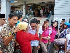 Sandiaga Dikerumuni Kaum Ibu dan Dicium Nenek-nenek di Bekasi Sandiaga Dikerumuni Kaum Ibu dan Dicium Nenek-nenek di Bekasi