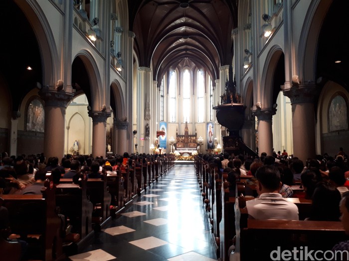 Pelaksanaan Misa Paskah di Gereja Katedral, Jakarta.