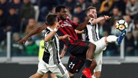 Franck Yannick Kessie mendapat kawalan ketat dari para pemain Juventus. (Foto: REUTERS/Alessandro Garofalo)