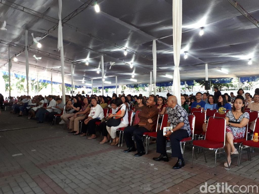 2.000 Umat Katolik Ikuti Misa Paskah di Gereja Katedral 2.000 Umat Katolik Ikuti Misa Paskah di Gereja Katedral