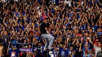 Yel-yel ucapan terima kasih dikumandangkan Aremania untuk Jakmania.