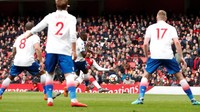 Aubameyang lantas mencetak gol keduanya, sekaligus membawa Arsenal memimpin 2-0 atas Stoke di menit ke-85. Ia memanfaatkan situasi tendangan sudut. (Foto: John Sibley/Reuters)
