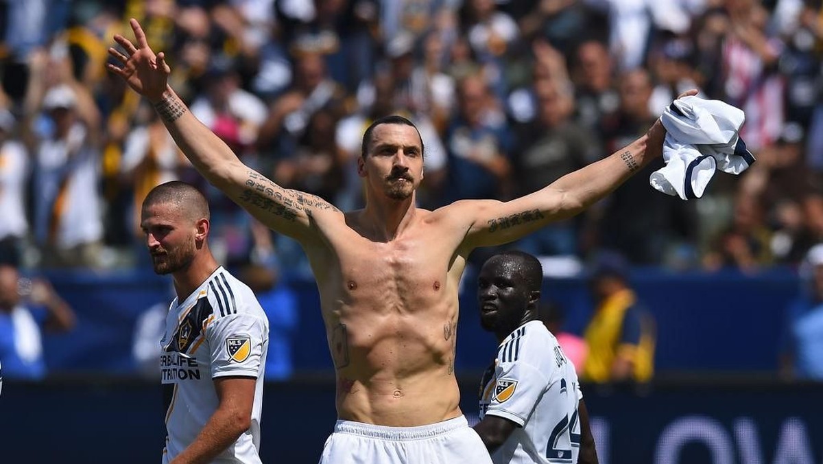 Zlatan Ibrahimovic bikin gol indah karena dia sebenarnya sudah kelelahan (Jayne Kamin-Oncea/Getty Images)