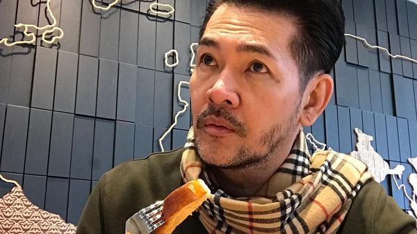 Tetap Menawan, Ini 10 Pose Keren Ferry Salim Saat Sarapan hingga Hangout