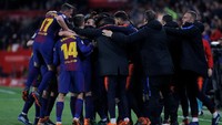 Gol Messi langsung disambut sukacita oleh para pemain Barca, termasuk mereka yang di bangku cadangan. Foto: Jon Nazca/Reuters