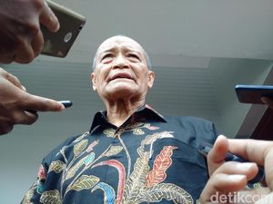 Buya Syafii: Kominfo Harus Tegas Tutup Akun Medsos Cuci Otak