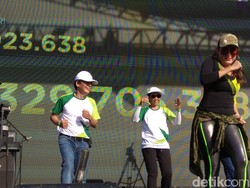 Serunya Rini Soemarno Goyang Zumba di HUT Pegadaian