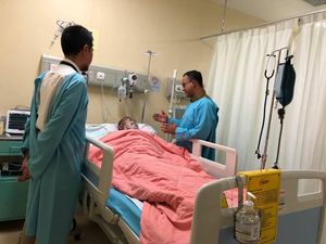 Anies Kembali Jenguk Rifai Pahlawan Kebakaran Taman Kota Anies Kembali Jenguk Rifai Pahlawan Kebakaran Taman Kota